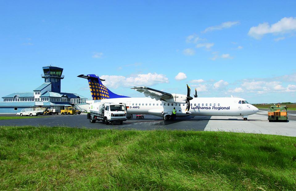 Lufthansa Flugzeug vor dem Sylter Flughafen