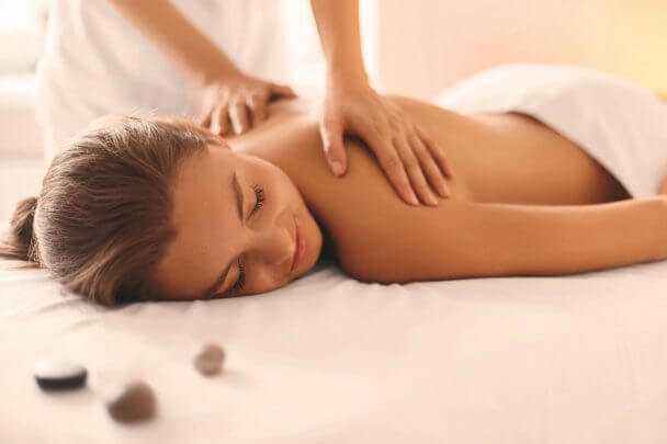 Frau entspannt bei einer Massage