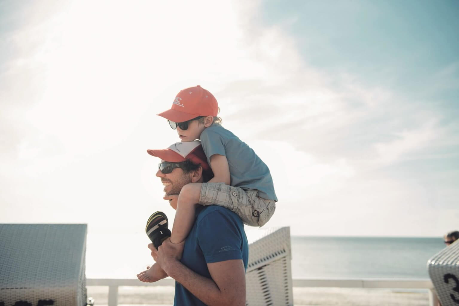 Kurzurlaub auf Sylt in Unterkünften für Familien- Vater mit Kind auf den Schultern bei dem Familienurlaub auf Sylt bei den Familienwochen